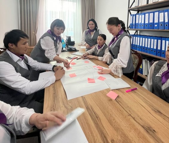 Қызметкерлер